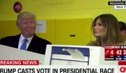 Video: Donald Trump nhìn trộm vợ bỏ phiếu