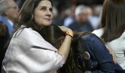 Video: Người ủng hộ Clinton buồn bã bật khóc