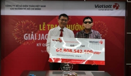 Chủ nhân giải xổ số hơn 64 tỷ đồng đã đeo mặt nạ đến lĩnh thưởng