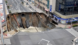 Video: Hố tử thần khổng lồ 'nuốt' trọn 5 làn đường ở Nhật Bản