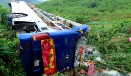 Vụ lật xe khách, 16 người thương vong: Cặp vợ chồng Việt kiều chết thảm