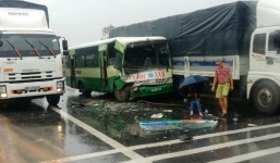 Xe buýt tông xe khách, phụ xe văng xuống đường, hàng chục người kêu cứu