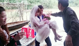 Chú rể chèo thuyền, lội nước bế cô dâu vượt lũ