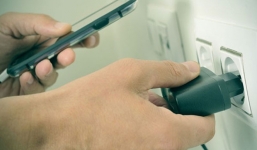 Học sinh Mỹ sạc điện thoại làm 7 người phải nhập viện vì sặc khói