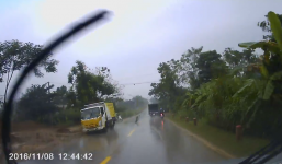 2 xe tải va chạm rơi cả cửa trên đường mòn Hồ Chí Minh