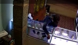 Clip tên trộm hồn nhiên mở tủ ăn cắp 2 điện thoại
