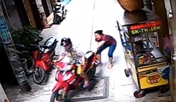 Tên trộm hoảng hốt bỏ lại xe máy chạy thoát thân khi nữ chủ nhà lao ra