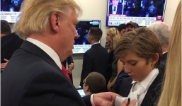 Trump thắt cà vạt cho con trai trong lúc chờ kết quả bỏ phiếu