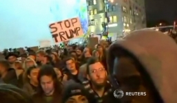 Video: Biển người biểu tình phản đối Trump ở New York 