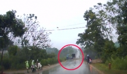 Video: Chạy ẩu trong trời mưa, xe tải mất lái 'đánh võng' trên đường