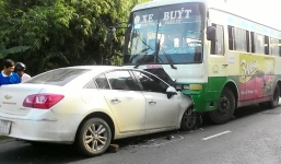 Xe ô tô 4 chỗ lao với tốc độ nhanh chui vào gầm xe buýt