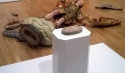 Gây tai họa vì mải chụp ảnh 'tự sướng' trong viện bảo tàng