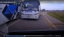 Lái xe Samsung vượt ẩu suýt đấu đầu xe con
