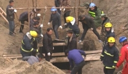 500 người cật lực đào bới để tìm bé trai mắc kẹt dưới giếng