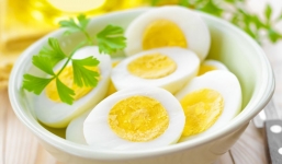 Nguy hiểm khôn lường khi ăn trứng sai cách