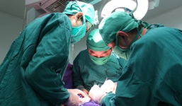 Bé gái một ngày tuổi ở Quảng Ninh bị cắt bỏ toàn bộ dạ dày, lá lách