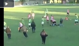 Trọng tài bị cầu thủ đấm đột tử ngay trên sân bóng