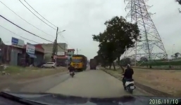 Xe máy sang đường bất ngờ, lao trực diện vào đầu xe tải