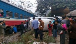 Cố vượt đường tàu, ô tô 7 chỗ bị húc văng 40m