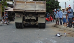 Nam sinh bị xe ben cán tử vong khi chị dừng xe nghe điện thoại