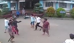 10 thanh niên dùng kiếm truy sát nhau tại bệnh viện bị bắt giam