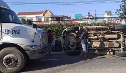 Ô tô 7 chỗ lật nhào, 3 người thoát chết trước mũi xe container