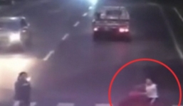 Video: Đám đông vô cảm nhìn người phụ nữ bị xe cán 2 lần 