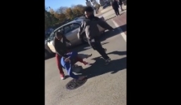 Video: Người bỏ phiếu cho Trump bị đánh hội đồng, cướp xe