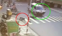 Video: 2 thanh niên bị xe cứu thương tông văng xa hàng chục mét