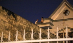 Hàng chục cảnh sát giải cứu nam thanh niên nghi ngáo đá trên nóc nhà