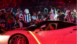 Hồ Ngọc Hà mượn siêu xe Ferrari của Cường đô la đi diễn