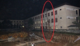 Cần cẩu đổ xuống sân trường đè chết nam sinh lớp 10