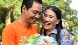 Phan Anh bật khóc khi người dân miền Trung mang quà ra Hà Nội tặng