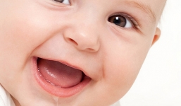 4 mẹo hay giúp mẹ làm đẹp cho bé gái sơ sinh