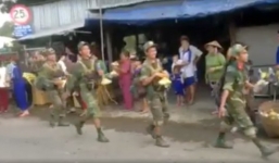 Người dân miền Tây xếp hàng trao quà bánh cho bộ đội hành quân
