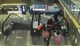 Video: Bà tuột tay làm rơi trên thang cuốn, bé 4 tháng tuổi tử vong