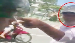 Video: Xe ôm dọa rút dao đâm tài xế GrabBike vì 'giành khách'