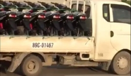 Video: Ô tô tải chở gần 10 xe máy chạy ngược chiều trên cao tốc