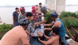 Giải cứu người đàn ông nhảy cầu Rạch Miễu tự tử không chết