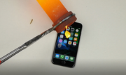 'Tra tấn' iPhone 7 bằng vàng nóng chảy