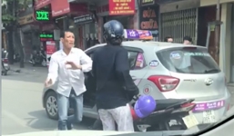 Va chạm giao thông, tài xế taxi ẩu đả cùng người phụ nữ đi xe máy