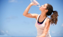 Nguy hiểm khôn lường khi uống quá nhiều nước