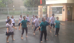 Cô giáo và học sinh nhảy nhạc chế sôi động