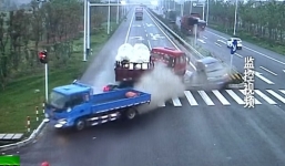 Khoảnh khắc nữ tài xế thoát chết ngoạn mục khi bị đâm trực diện