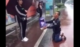 Chàng trai quỳ lê lết dưới mưa tặng quà bạn gái vẫn bị từ chối