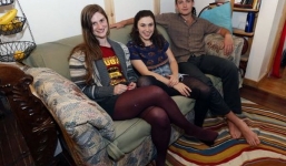 Mua ghế cũ, ba sinh viên bất ngờ tìm thấy bọc tiền gần 1 tỷ đồng