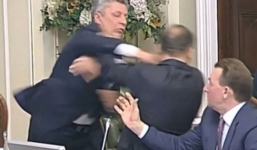 Video: Nghị sĩ Ukraine lại lao vào choảng nhau ở quốc hội