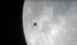 Video: Vật thể lạ nghi UFO bay quang Siêu Trăng ở Mỹ