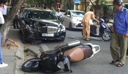 'Xế hộp' đâm liên hoàn 2 xe máy trên phố, 4 người nhập viện