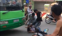 Nhóm người đánh dã man nghi phạm trộm xe máy trên phố